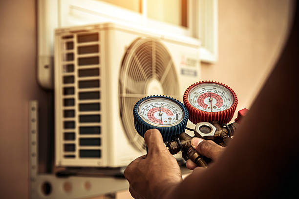 Professional Hvac technician working in Burlington, IA